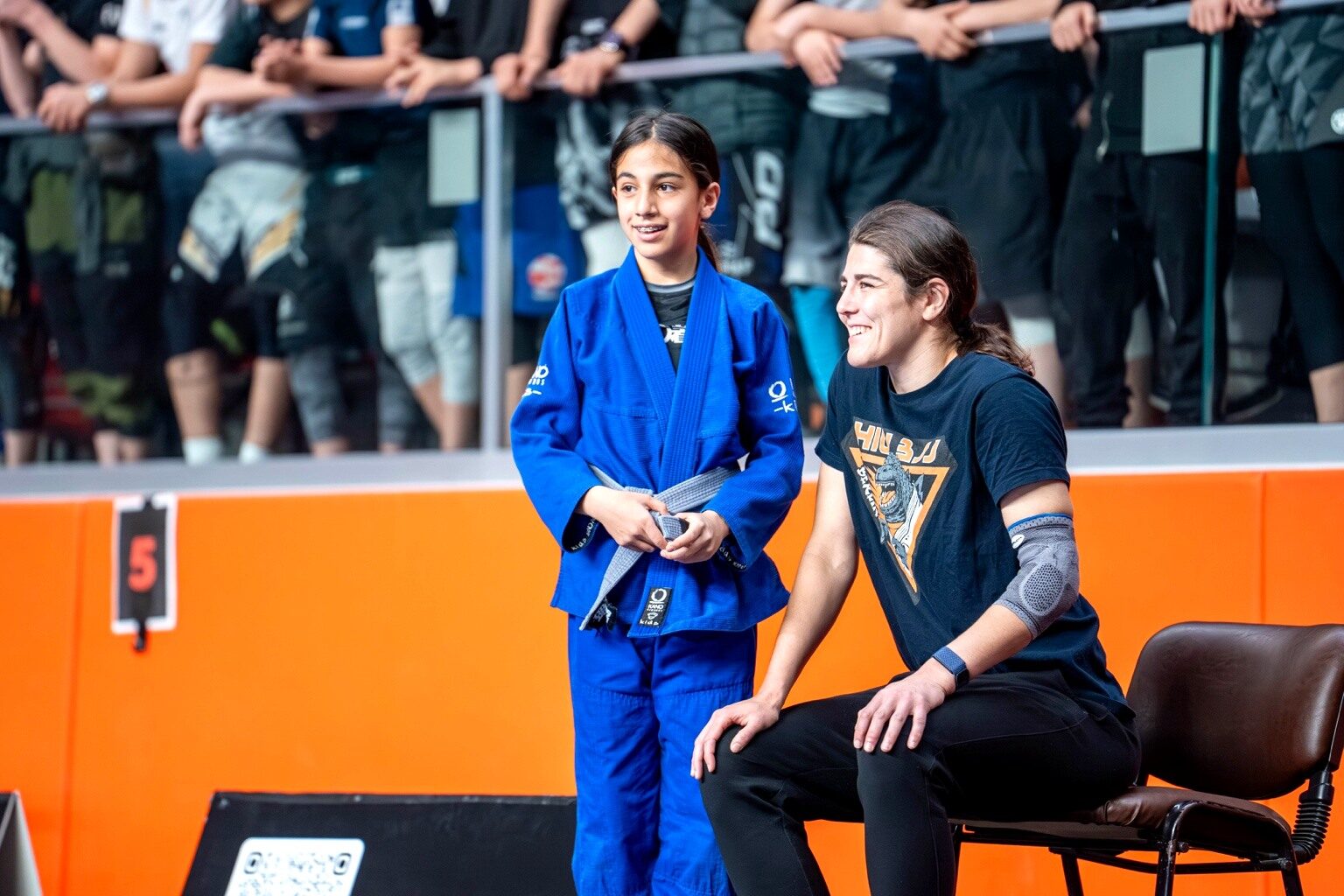 Denise Krahn coacht eine Nachwuchsathletin