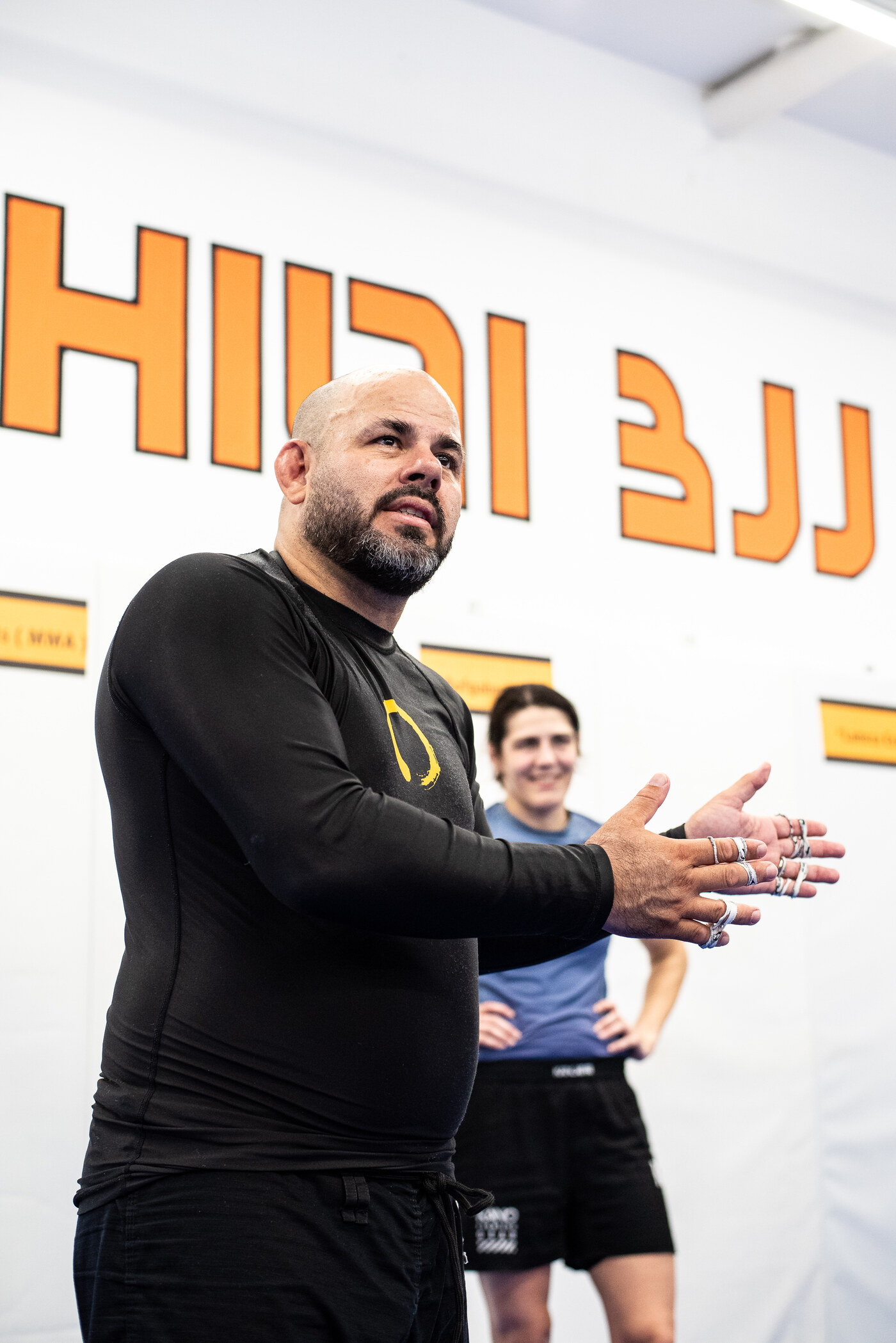 Frank Burczynski erklärt eine Technik vor der Hilti-BJJ-Wand
