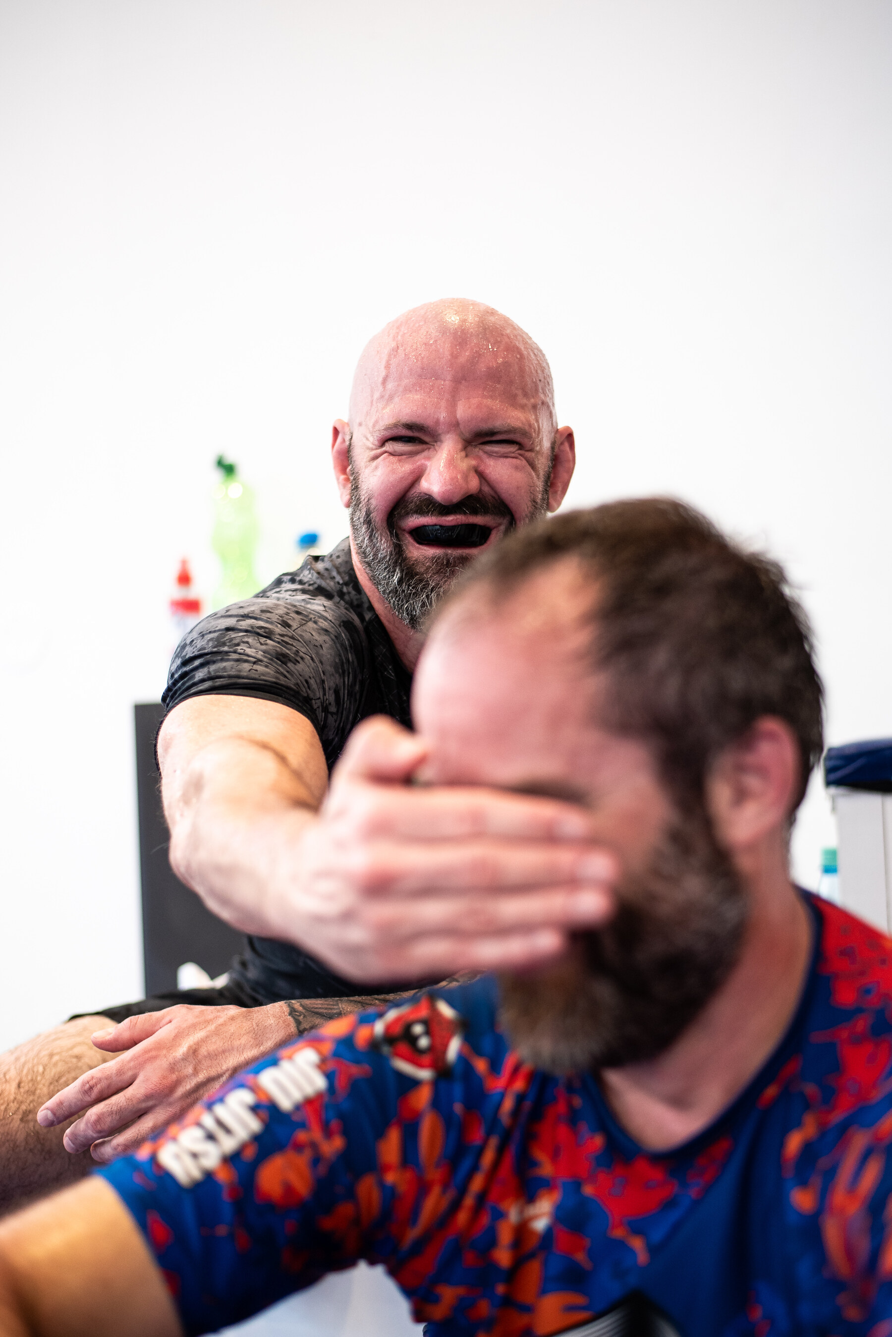 Zwei Hilti BJJ Trainer lachen gemeinsam nach dem Training