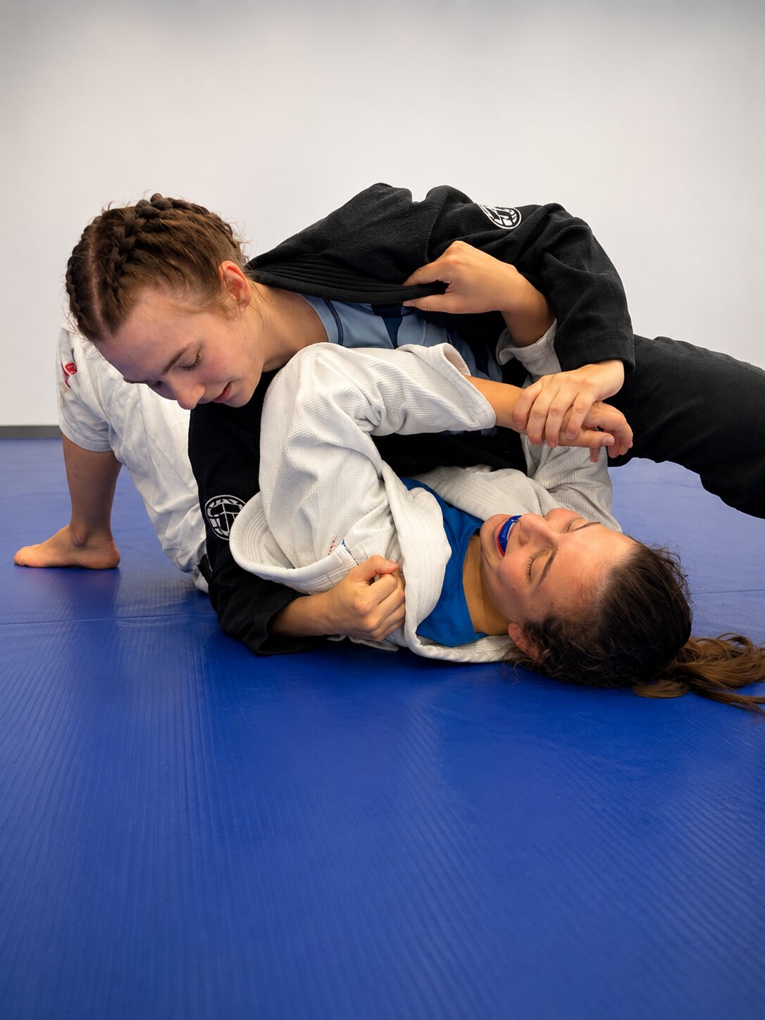 Zwei Frauen im Sparring bei Hilti BJJ Berlin